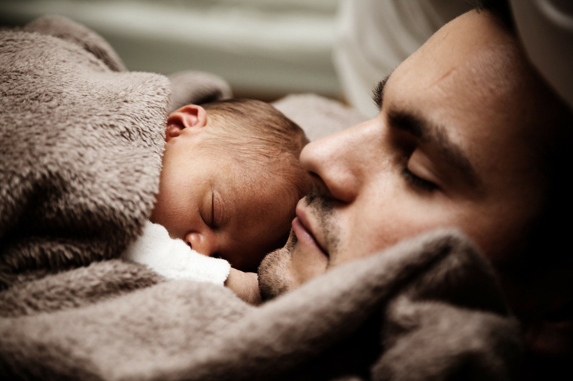 Μπαμπάς Διδύμων: 5 συμβουλές για να έρθετε κοντά με τα μωράκια σας από την πρώτη μέρα 