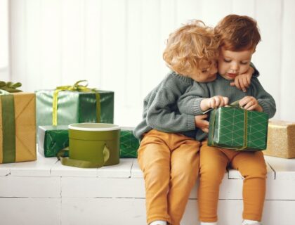 Χριστούγεννα: Πώς θα επιλέξετε τα δώρα των παιδιών βάσει της ηλικίας τους