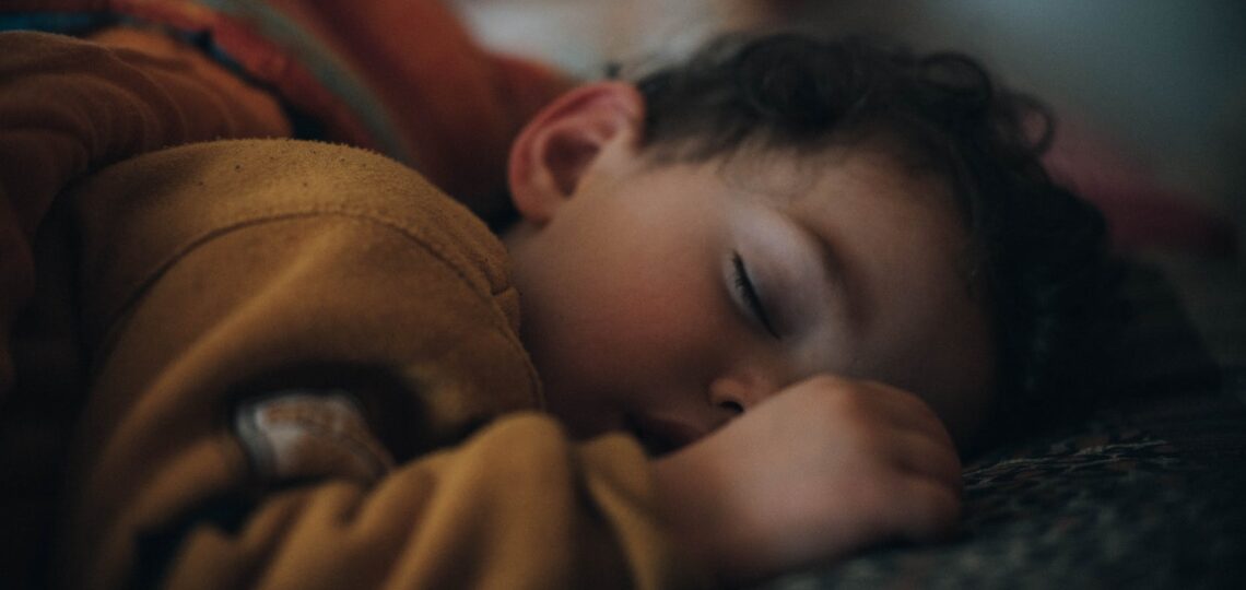 "Ιδρώνει πολύ στον ύπνο. Είναι ανησυχητικό;": Ο παιδίατρος συμβουλεύει