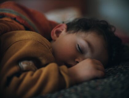 "Ιδρώνει πολύ στον ύπνο. Είναι ανησυχητικό;": Ο παιδίατρος συμβουλεύει