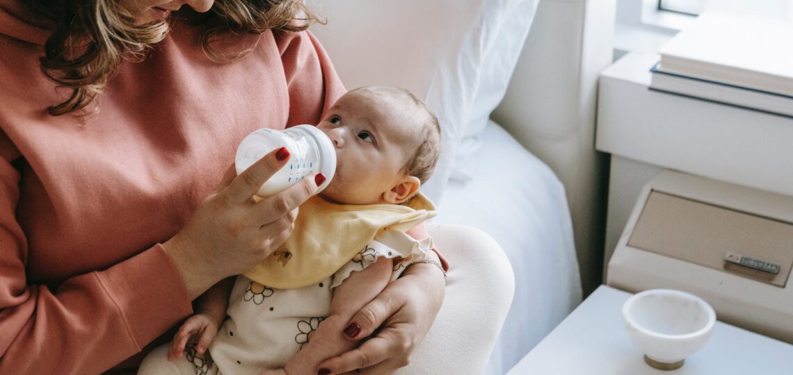 Τα δίδυμα θηλάζουν: Όλα όσα πρέπει να ξέρετε για τη συντήρηση του μητρικού γάλακτος