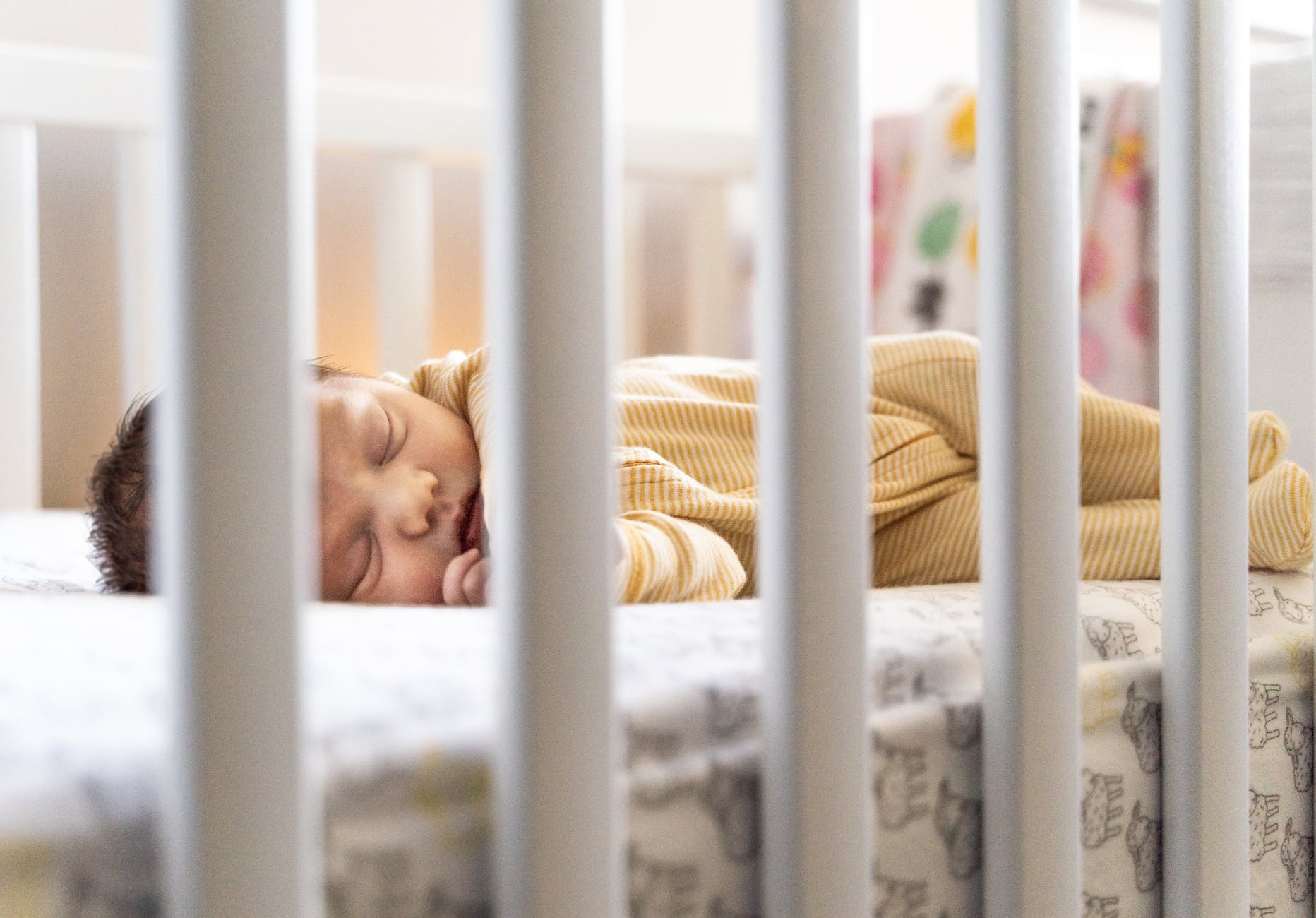 Γονείς, να θυμάστε: Τα μωρά σας πρέπει να κοιμούνται ανάσκελα και να παίζουν μπρούμυτα