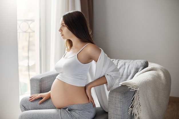 Πώς να ανακουφιστείτε από τους πόνους στην πλάτη κατά την εγκυμοσύνη