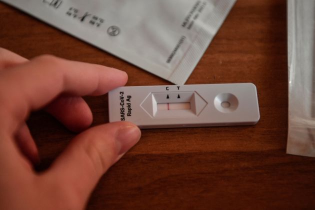 Σπεύσατε να προμηθευτείτε τα δωρεάν self test για τους μαθητές από τα φαρμακεία (από 19/1)
