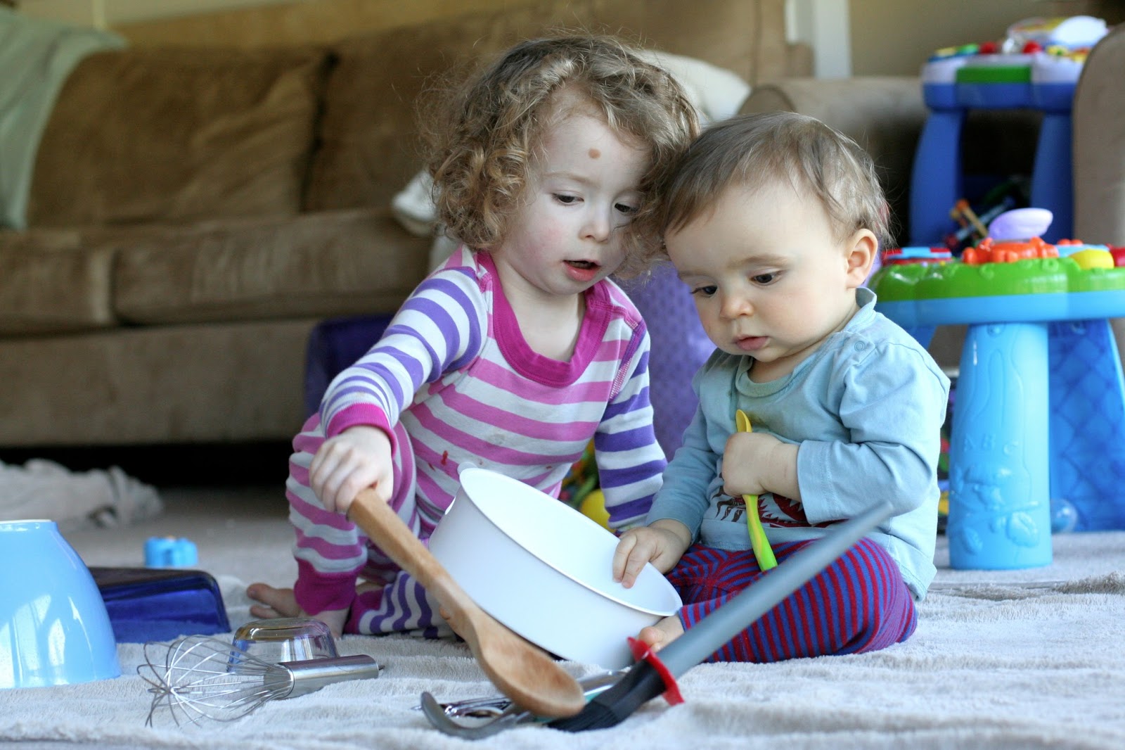 3 απίθανες δραστηριότητες για να παίξουν στο σπίτι τα δίδυμα μωρά 15 μηνών και άνω