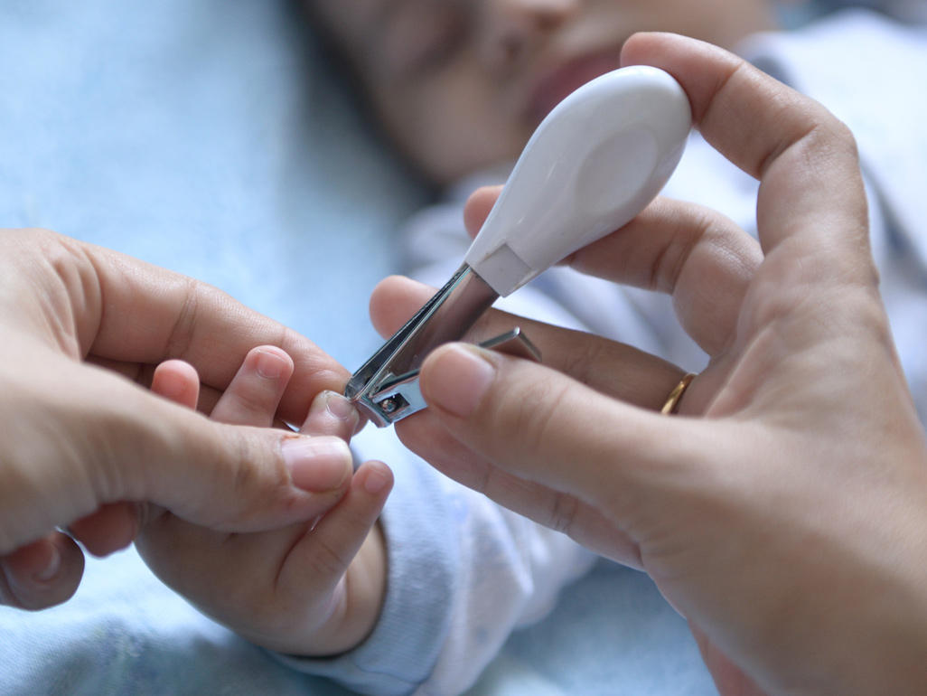 Πώς να κόψω τα νύχια στα δίδυμα μωρά μου χωρίς κλάματα και φωνές;
