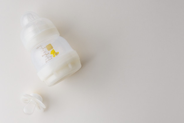 «Γουλίτσες»: 5 πράγματα για να σταματήσει να κάνει αναγωγές το μωρό μετά το γάλα