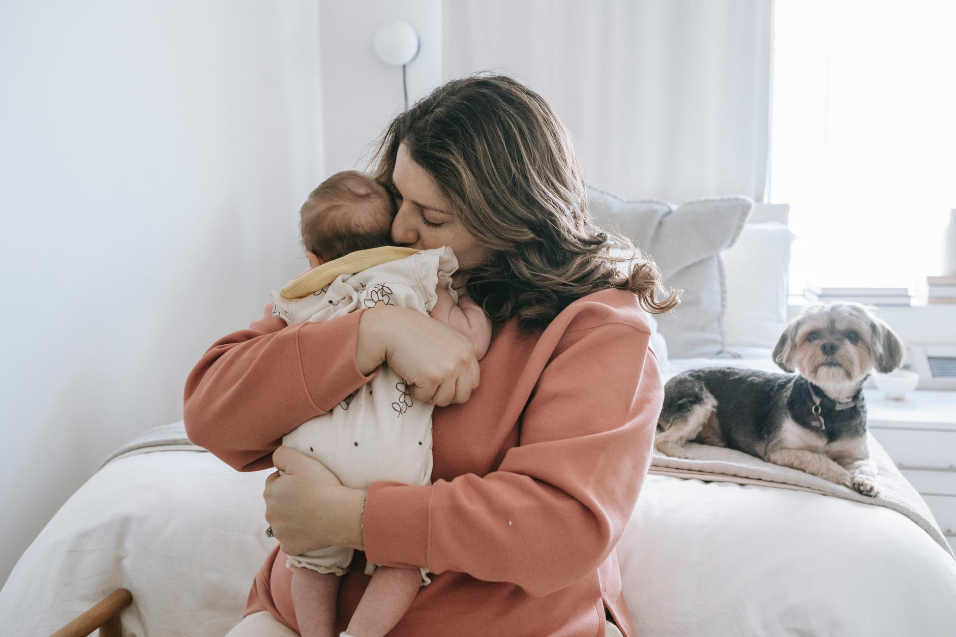 Τα μωρά θέλουν να κοιμούνται στο στήθος της μαμάς με το νανούρισμα της καρδιάς