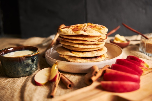3 συνταγές για αφράτα και εύκολα pancakes που θα ξετρελάνουν τα διδυμάκια σας