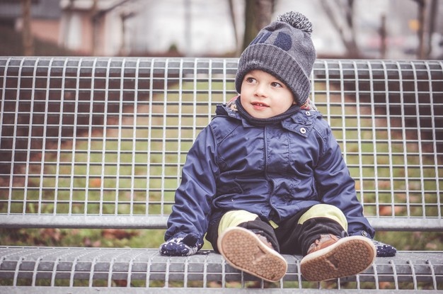 Πώς πρέπει να ντύνουμε τα διδυμάκια μας όταν έξω κάνει κρύο; Η παιδίατρος απαντά 