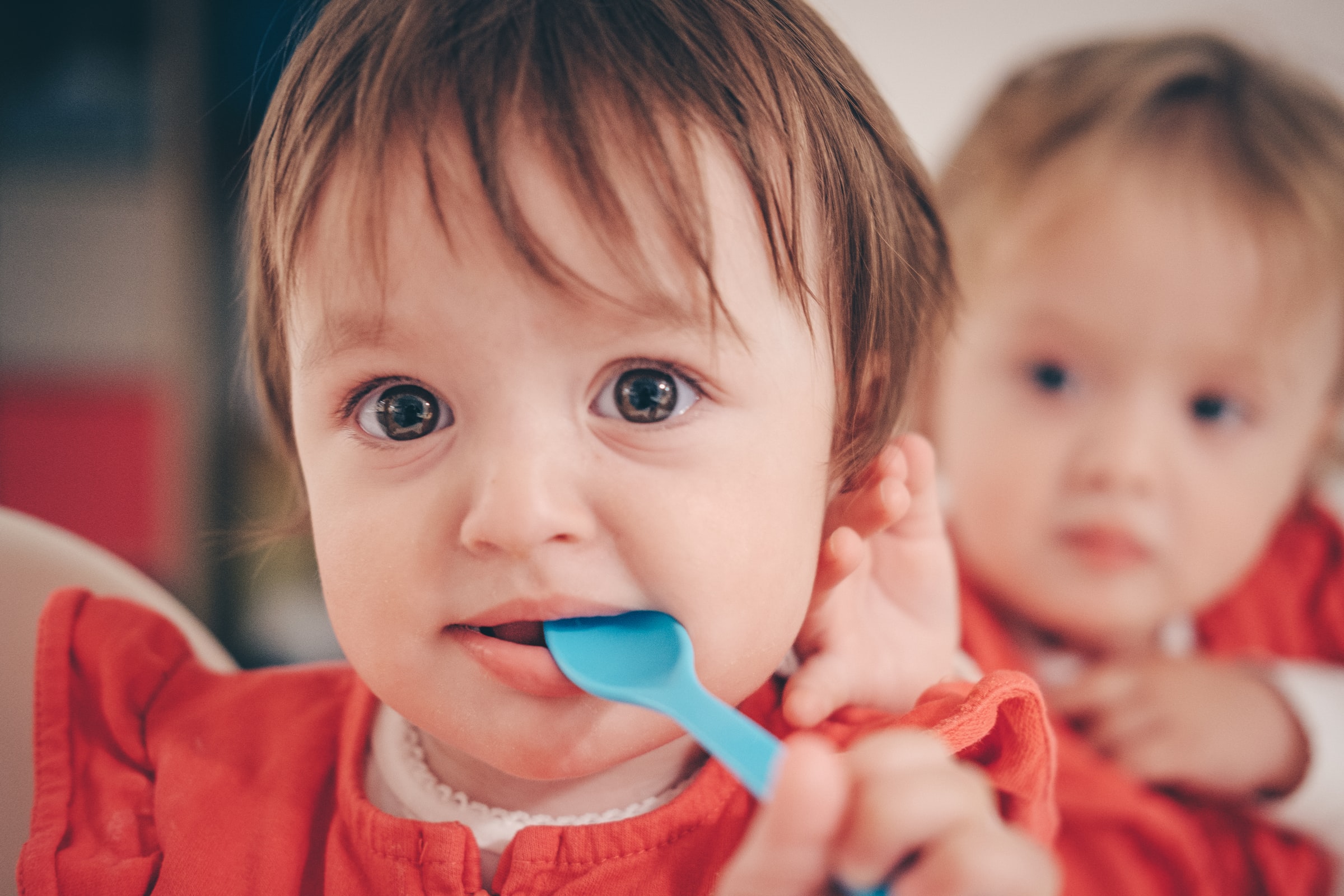 Ταΐζοντας τα δίδυμα μωρά με το κουτάλι: Πολύτιμες συμβουλές για τα πρώτα τους γεύματα