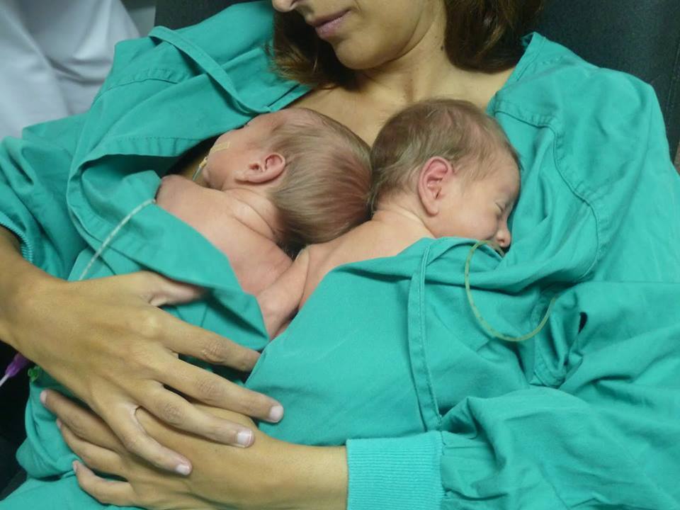 Η αγκαλιά καγκουρό της μαμάς στα πρόωρα νεογέννητα διδυμάκια της είναι ό,τι ωραιότερο είδαμε