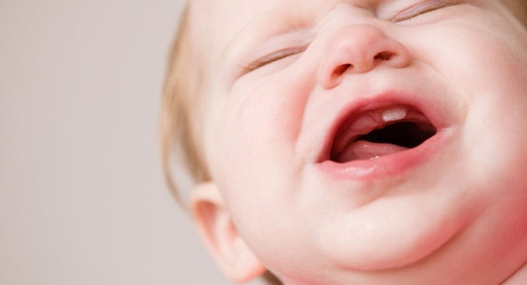 Τα περισσότερα μωρά ξεκινούν να βγάζουν τα πρώτα τους δόντια στην ηλικία των τεσσάρων έως έξι μηνών. Επειδή δεν εκδηλώνουν όλα τα μωρά ακριβώς τα ίδια συμπτώματα κατά την περίοδο της οδοντοφυΐας, οι γονείς πρέπει να είναι ιδιαίτερα προσεκτικοί. Άλλα μωρά έχουν έντονη σιελόρροια, με αποτέλεσμα να εμφανιστούν εξανθήματα στο πρόσωπό τους, ενώ άλλα παρουσιάζουν οίδημα και ευαισθησία στα ούλα ή προβλήματα στον ύπνο.