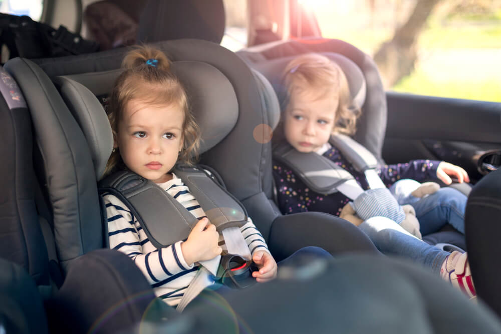 Γιατί τα παιδιά δεν πρέπει να φοράνε χοντρά μπουφάν στο κάθισμα αυτοκινήτου