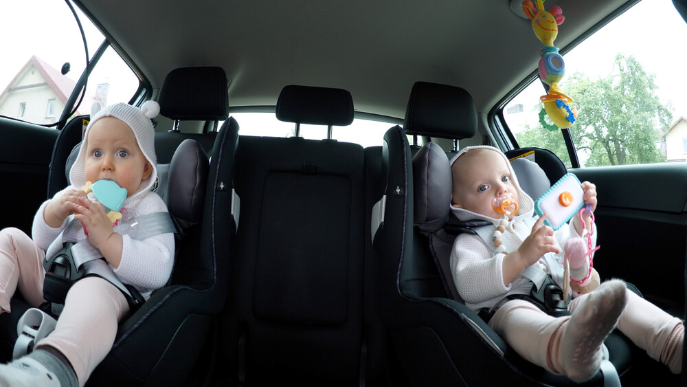 Γιατί τα παιδιά δεν πρέπει να φοράνε χοντρά μπουφάν στο κάθισμα αυτοκινήτου 