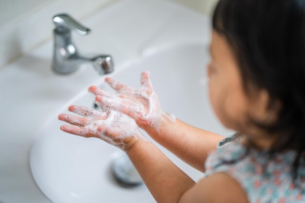 Έξυπνα κόλπα για να μάθουμε στα διδυμάκια μας να πλένουν τα χέρια τους!