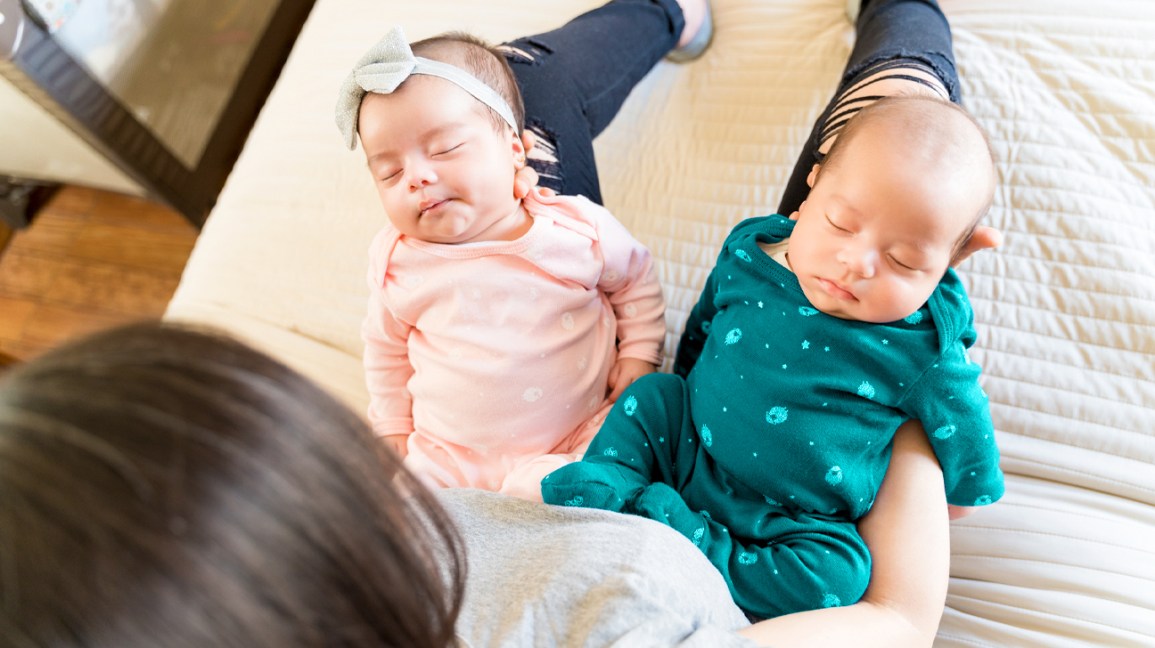 Η παιδίατρος συμβουλεύει: Έτσι ξέρουμε πότε τα δίδυμα μωρά ζεσταίνονται ή κρυώνουν
