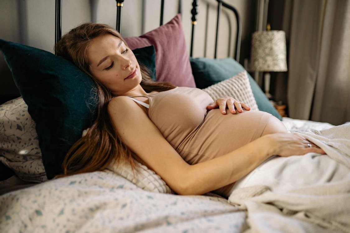 Έγκυος σε δίδυμα: Αυτό είναι το μυστικό για να κοιμάσαι καλύτερα και να ξεκουράζεσαι