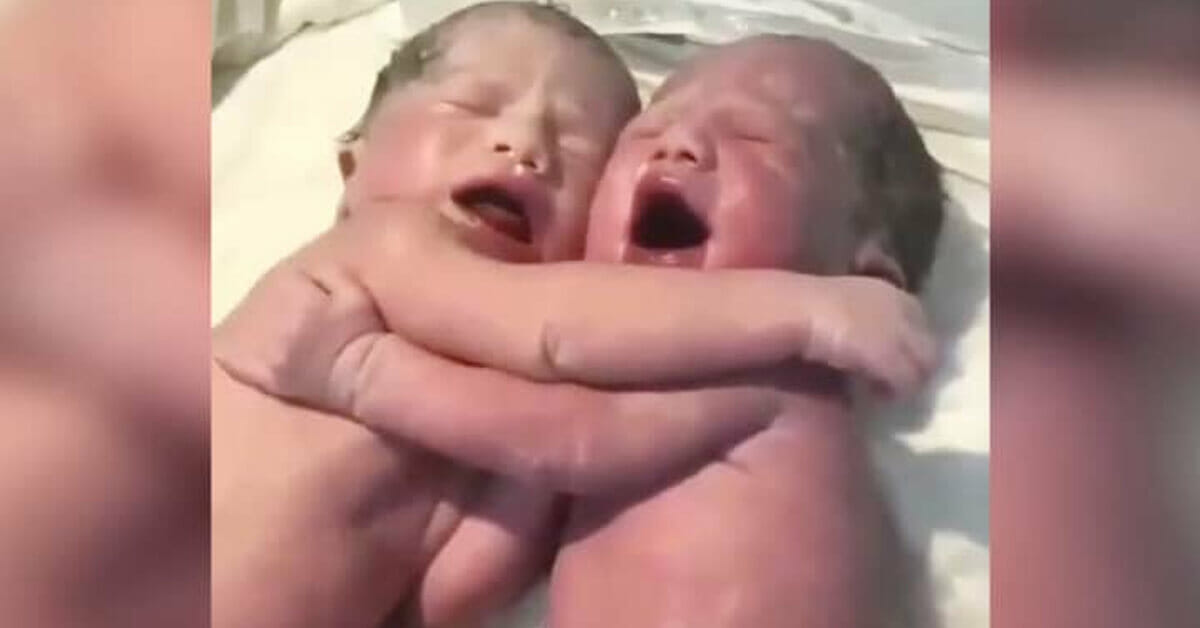 "Λιώσαμε" - Νεογέννητα δίδυμα βάζουν τα κλάματα, αγκαλιάζονται και το ένα ηρεμεί το άλλο (video)
