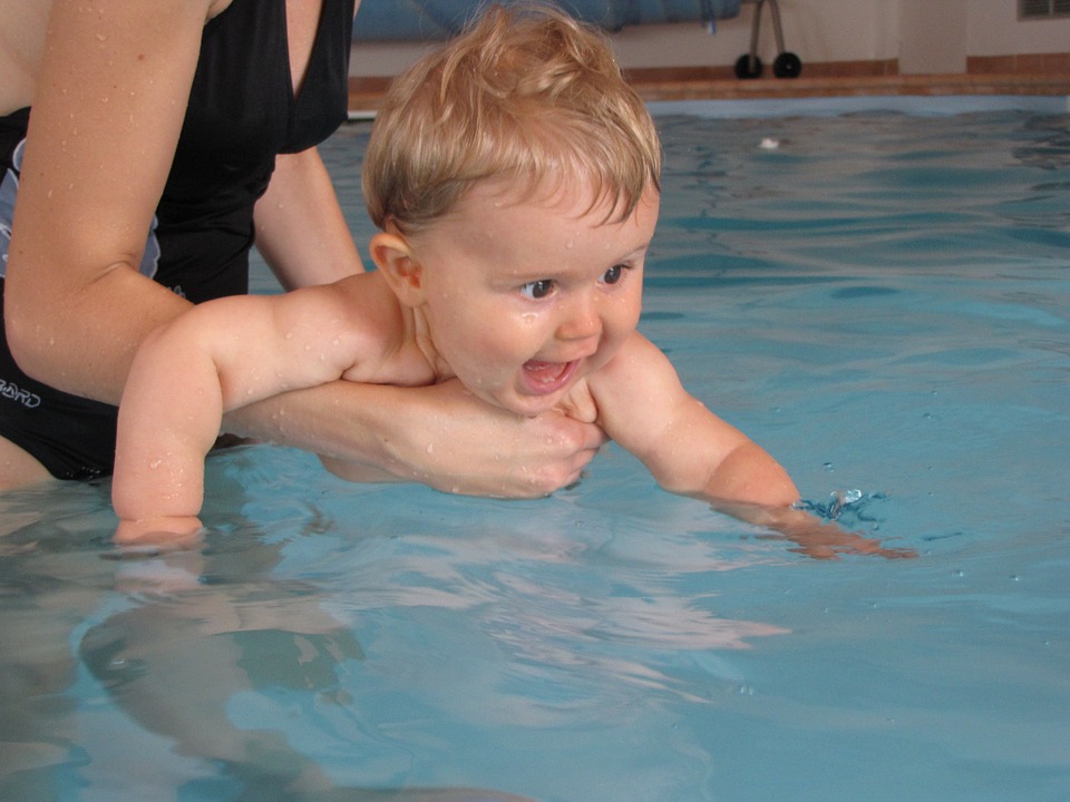 Βρεφική κολύμβηση: Η δραστηριότητα που θα λατρέψουν τα διδυμάκια σας από 6 μηνών