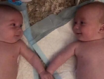 4 μηνών διδυμάκια αναγνωρίζουν το ένα το άλλο για πρώτη φορά - Η αντίδρασή τους είναι απίστευτη (video)