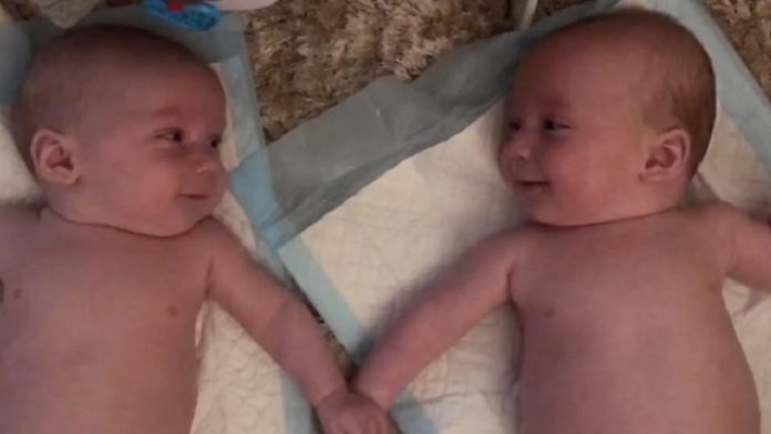 4 μηνών διδυμάκια αναγνωρίζουν το ένα το άλλο για πρώτη φορά - Η αντίδρασή τους είναι απίστευτη (video)