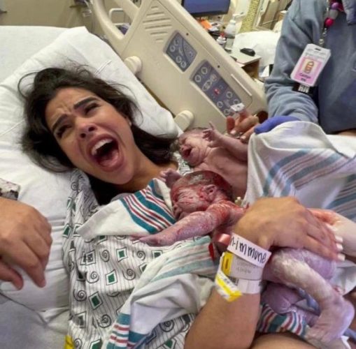 Η πρώτη αγκαλιά με τα νεογέννητα δίδυμα είναι μια μαγική και ευλογημένη στιγμή για κάθε μαμά